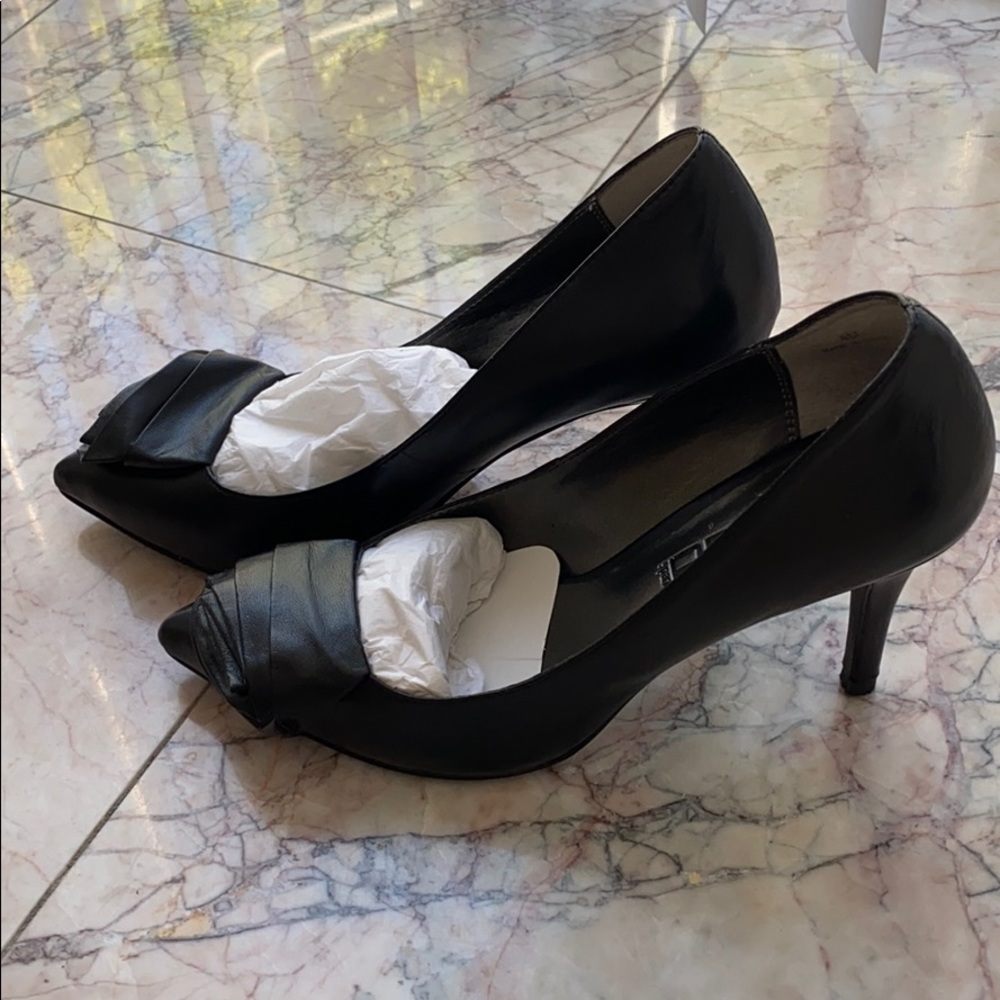 Moda Spana Leather Rose Pumps